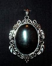 pendant, black onyx, leaf pattern silvertone mount, 40x30