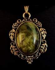 pendant, fancy jasper, leaf pattern goldtone mount, 25x18
