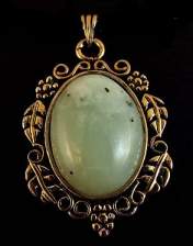 pendant, light green jadeite, leaf pattern goldtone mount, 25x18