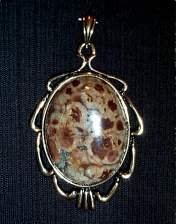 pendant, leapordskin jasper pendant, scallop pattern, goldtone, 40x30
